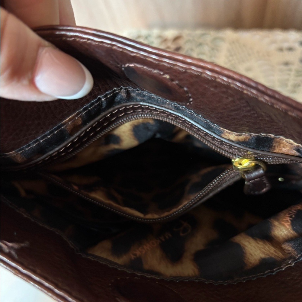 B. Makowsky Elegant Brown Pebbled Leather Crossbody Bag with Gold Details - Picture 9 of 11